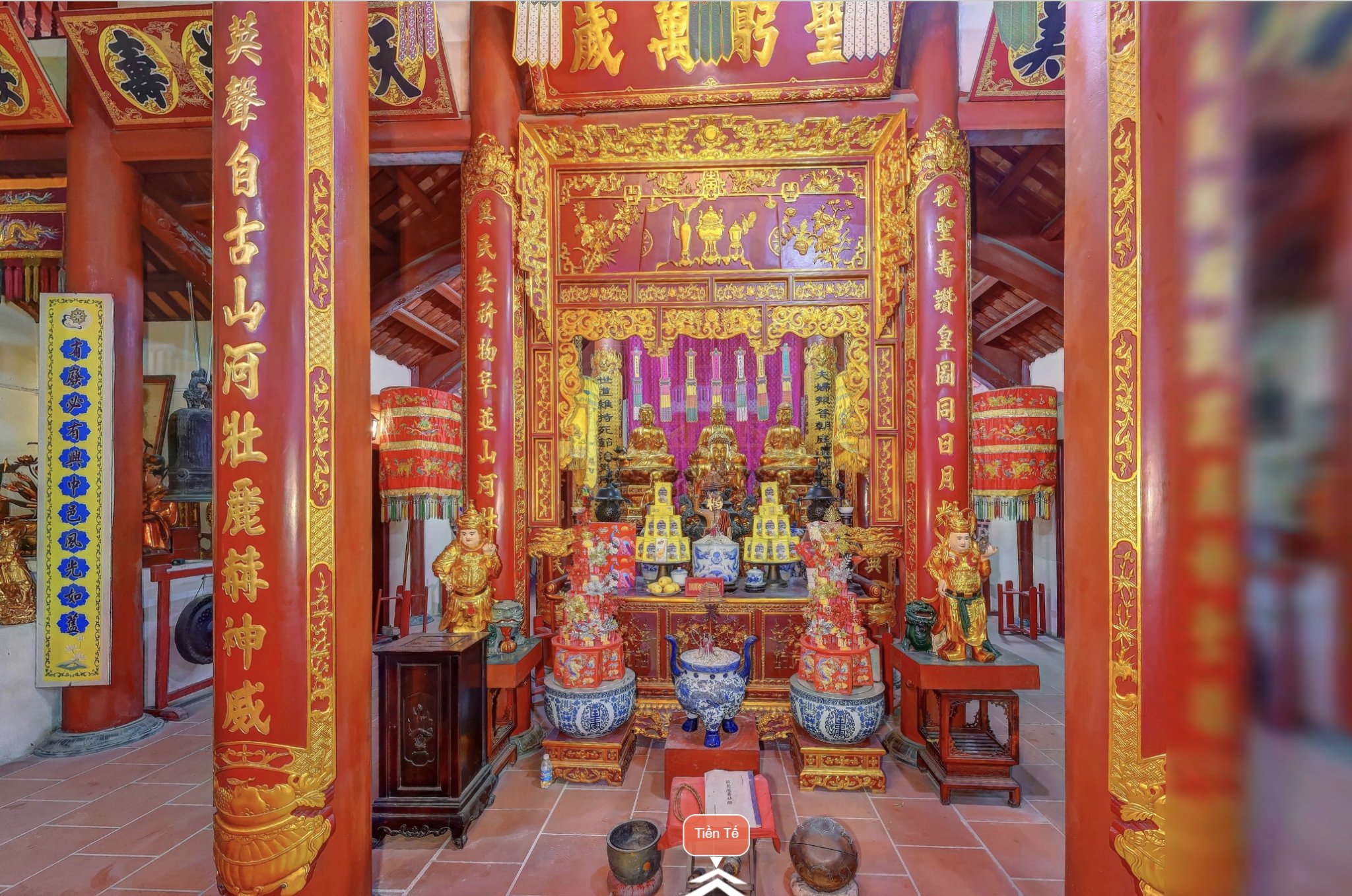 Không gian thờ cúng trang nghiêm bên trong đền Kim Ngưu, nổi bật với những cột gỗ sơn son thếp vàng